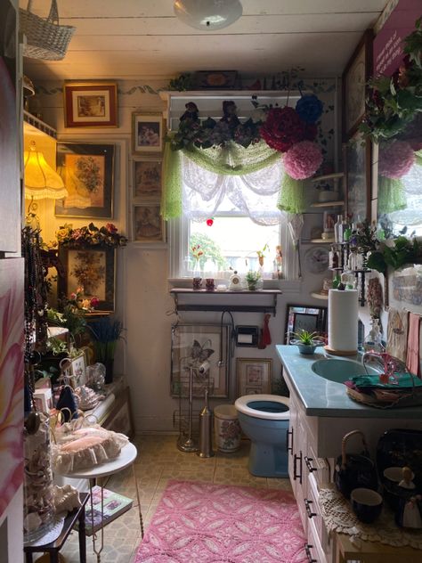 this is a antique shop in ferris tx.m bathroom. Bathroom Inspo Maximalist, Cluttered Bathroom Aesthetic, Hippy Bathroom Ideas, Cozy Bathroom Aesthetic Vintage, Cluttercore Bathroom, Grandma Bathroom Aesthetic, Cottage Core Bathroom Ideas, Indie Bathroom Ideas, Cozy Maximalism Bathroom