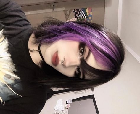 Small Dyed Hair, Purple Hair Color Ideas For Short Hair, Hair Dye Ideas Purple, Colored Hair Streaks, Coloured Bangs, Medium Choppy Layers, Short Dyed Hair, Hair Color Underneath, Goth Hair