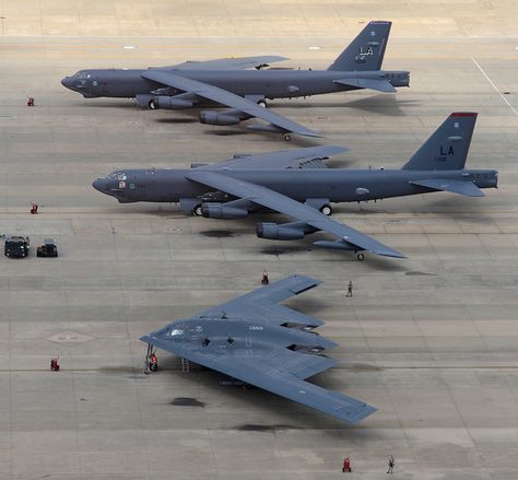 B-2 Spirit Bombers | Northrop Grumman B-2 Spirit, Stealth Bomber, AV-4 - 82-1069 "Spirit of ... Photo Avion, B 52 Stratofortress, Airplane Fighter, Military Airplane, Air Fighter, International Dating, Military Jets, Jet Aircraft, Jet Plane