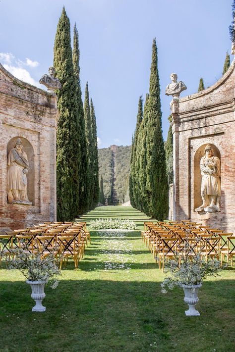 Villa Cetinale, Wedding Venues Italy, Elegant And Timeless Wedding, Bridal Parties Pictures, Classic Elegant Wedding, Elegant Wedding Venues, Hippie Wedding, Lake Como Wedding, Destination Wedding Locations