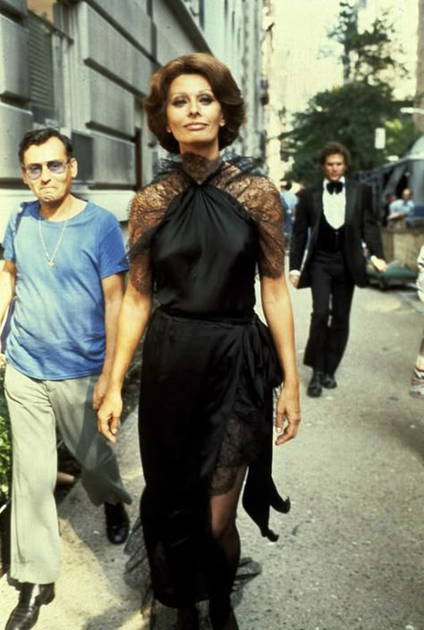 Sophia Loren Style, Outfit Elegantes, Sofia Loren, Glamour Vintage, Italian Actress, Sophia Loren, Old Hollywood Glamour, Brigitte Bardot, Vintage Glamour