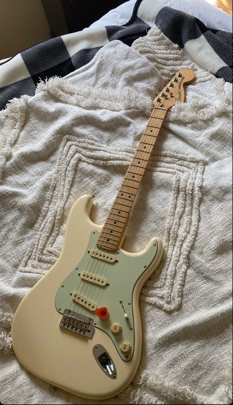 Stratocaster Guitar Aesthetic, Fender Guitars Aesthetic, Olympic White Stratocaster, Fender Stratocaster Aesthetic, Fender Stratocaster Wallpaper, Stratocaster Aesthetic, Cute Electric Guitar, Eletric Gutair, Electric Guitar Stratocaster