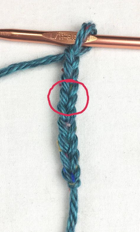 How to chain in crochet. Learn how to crochet a chain stitch with this complete step by step tutorial. Perfect for beginning crocheters! How Many Chains For Crochet Blanket, How To Chain Stitch Crochet, How To Crochet A Chain, How To Start Crochet Chain, How To Chain Stitch, How To Start A Crochet Chain, Crochet A Chain, Crochet Chain Stitch, Crochet Chain