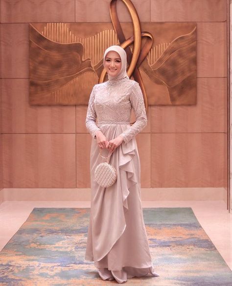 10 Inspirasi Model Baju Bridesmaid untuk Perempuan Hijab Dress Brokat Modern, Hijab Stile, Dress Muslim Modern, Braidsmaid Dresses, Kebaya Modern Dress, Hijab Dress Party, Muslim Dresses, Dress Bridesmaids, Dress Pesta