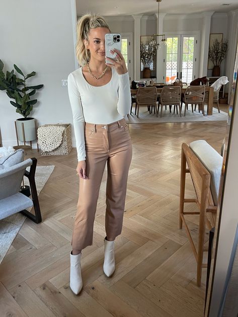 Khaki Leather Pants Outfit, Street Style Suit, Leather Pants Outfit, Everyday Casual Outfits, Fall Attire, Body Contour, Winter Attire, Leather Pant, Body Contouring