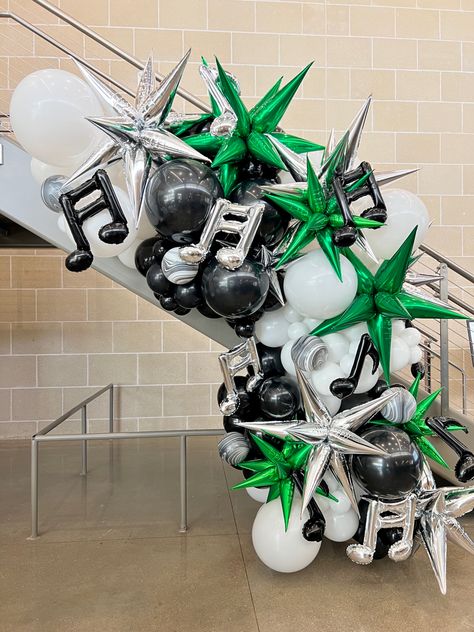 Music Theme Balloon Decoration, Rock And Roll Balloon Garland, Music Balloon Arch, Music Balloons, Rock And Roll Theme Party, Grad Balloons, Music Party Decorations, Boy 16th Birthday, Music Themed Parties