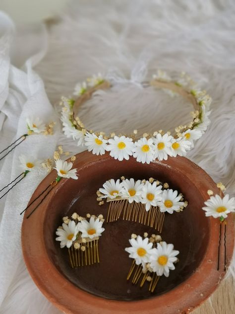 This Tiaras item by IAFlowerShop has 142 favorites from Etsy shoppers. Ships from Türkiye. Listed on 27 May, 2024 Sunflower Flower Crown Wedding, Daisy Wedding Theme, Hair Crown Wedding, Bridal Hair Crown, Daisy Flower Crown, Daisy Crown, Floral Headpiece Wedding, Hair Pins Bridal, Daisy Wedding