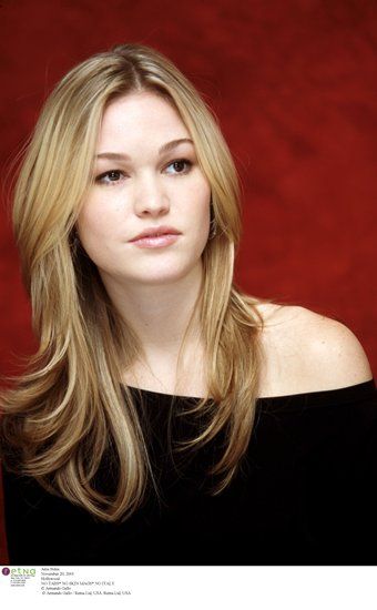 Julia Stiles as Dr. Erin Granger in Blood Gospel by James Rollins. Julia Stiles Hair, Blackberry Hair Colour, Graduated Layers, Hair Lob, Hairstyle Guide, Julia Stiles, Long Haircuts, Long Hairstyle, Celebrity Hair