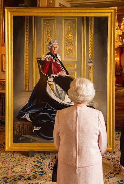 Queen Elizabeth II views a portrait of herself by British artist Henry Ward, marking six decades of patronage to the British Red Cross, which has been unveiled at Windsor Castle Queen Elizabeth News, Ratu Elizabeth, Rainha Elizabeth Ii, Reine Elizabeth Ii, Hm The Queen, Royal Family England, Reine Elizabeth, Elisabeth Ii, Royal Queen