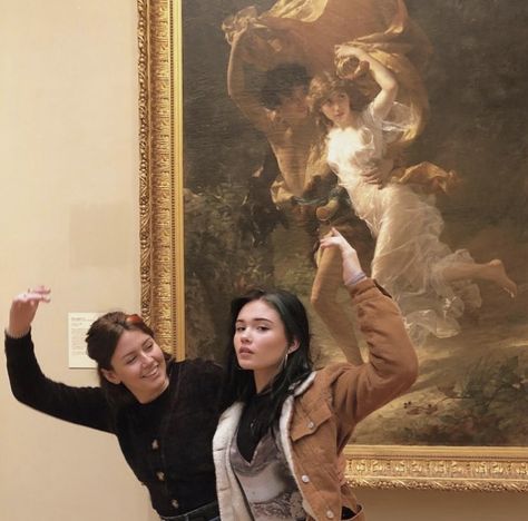 Funny Museum Pics, Museum Picture Ideas, Art Gallery Date, Museum Pics, Museum Photos, You Are My Moon, Museum Photography, Museum Aesthetic, Night At The Museum