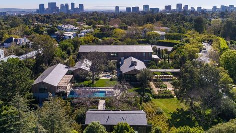 Called the Grey Estate, the Holmby Hills home of the late Paramount Pictures Chairman and CEO Brad Grey is for sale at $77.5 million. Holmby Hills, Malibu Beach House, Open Concept Floor Plans, Celebrity Homes, Century City, Expensive Houses, Los Angeles Area, Paramount Pictures, Celebrity Houses