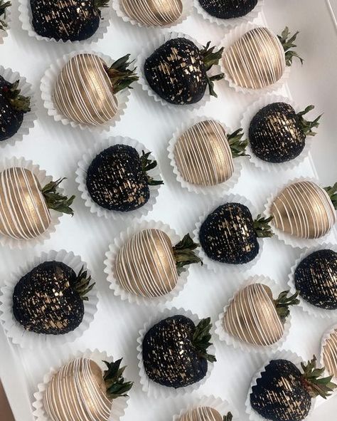 Black And Gold Chocolate Strawberries, Black And Gold Desserts, Black And Gold Treat Table, Black And Gold Dessert Table Ideas, Black And Gold Cake Pops, Black Cake Pops, Bday Treats, White Chocolate Covered Strawberries, Black And Gold Cake