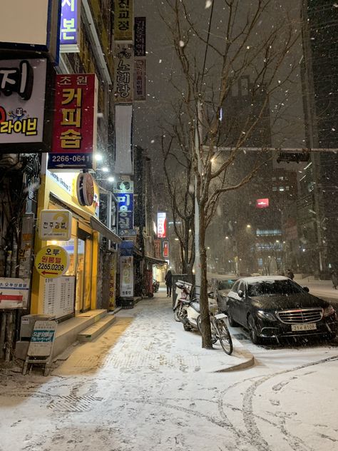 cari on Twitter: "A snowy night in Seoul tonight ❄️… " Winter In Korea Aesthetic, Winter In Seoul, Korean Night Aesthetic, Christmas In Korea, Christmas In Seoul, Winter In Korea, Snow In Korea, Snow In Japan, Seoul Night