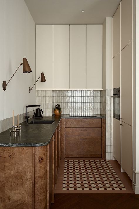 Peachy: Uncovering Kohlrabi’s Moody Apartment Design in Wrocław