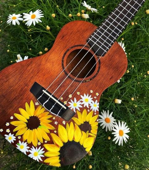 Painting On Ukelele, Ukelele Painted Aesthetic, Painting On Guitar Aesthetic, Painted Violin Ideas, Ukelele Designs Art, Painting On Ukulele, Painted Ukulele Aesthetic, Custom Guitars Acoustic, Painting On Guitar Ideas