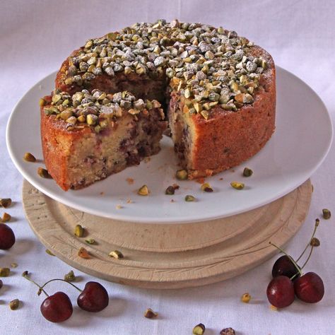 Cherry and pistachio cake Raspberry Layer Cake, Cherry Pistachio, Pistachio Cake Recipe, Marzipan Cake, Coconut Icing, Layer Cake Recipes, Pistachio Cake, Cake Mixture, Cherry Cake