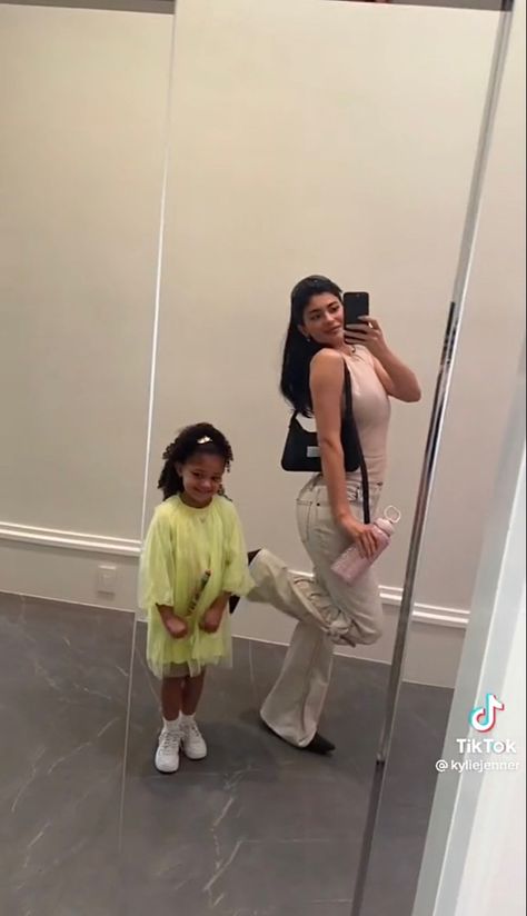 Kylie Jenner With Stormi, Kylie Jenner Mom, Stylizacje Kylie Jenner, Life Of Kylie, Kylie Jenner Hair, Looks Kylie Jenner, Abaya Outfit, Kobe Bryant Family, Kloe Kardashian