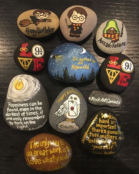 Simple Harry Potter Painting, Stone Painting Harry Potter, Red Rock Painting Ideas, Painted Rocks Harry Potter, Rock Painting Ideas Harry Potter, Harry Potter Stone Painting, Harry Potter Rock Painting Ideas, Harry Potter Painted Rocks, Hogwarts Castle Painting