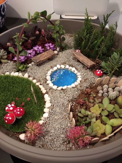 Mini Garden Decoration, How To Make A Fairy Garden In A Pot, Dish Garden Ideas Diy, Mini Landscape Garden, Mini Garden Ideas, Miniature Garden Diy, Miniature Garden Design, Garden Diorama, Terrarium Garden