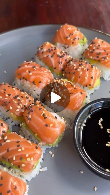 Best Sushi Rolls Recipes, Homemade Veggie Sushi Rolls, California Sushi Rolls Recipe, Sushi How To Make, Sushi Easy Recipe, How To Make Sushi Rolls, Sushi Beginner, Japanese Easy Recipes, Bake Sushi Recipes