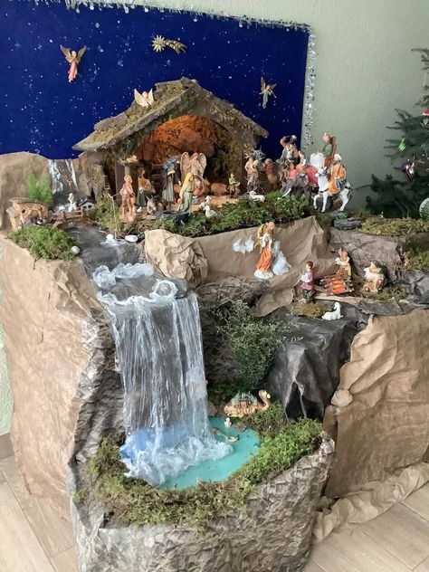 Nativity Scene Christmas Tree, Ideas Para Pesebres, Nativity Scene Ideas, Christmas Belen, Pesebres Navidad Ideas, Christmas Favors Diy, Christmas Nativity Scene Diy, Christmas Nativity Scene Display, Christmas Crib Ideas