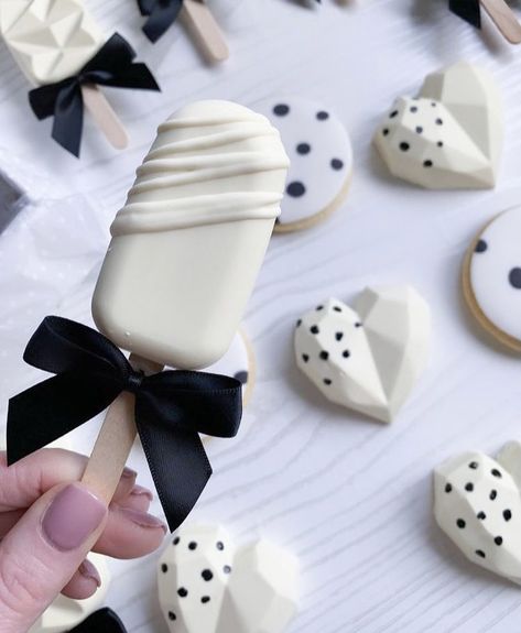 Black And White Cakesicles, Black And White Treats, Rice Krispies Pops, Popsicles Cake, Cake Pop Designs, Sugar Cookie Cakes, Cake Pop Decorating, Wedding Cake Pops