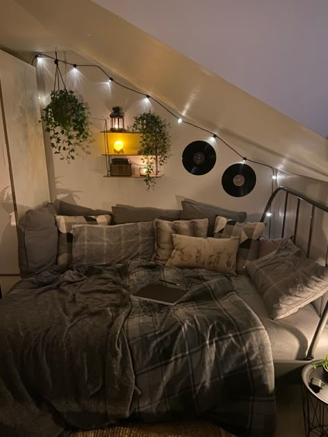 Bedroom Inspirations Dark Grey Bed, Bedroom Ideas High Ceiling, Corner Beds Ideas, Comfy Bedroom Ideas Cozy Beds, Rooms With Grey Walls, Grey Cozy Bedroom, Gray Aesthetic Room, Dark Grey Bedroom Walls, Rustic Bedroom Aesthetic