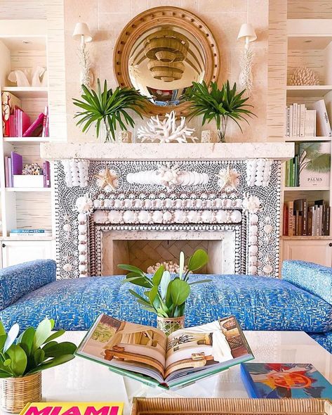 @danasmalldesigns on Instagram: “KISS… Keep It Seashell Styled Happy Palm Sunday! After last week��’s panel discussion at @palmbeachregency Korinne opened the floor to a…” Airbnb Beach House, Spring Decor Ideas, Florida Cottage, Home Backyard, Palm Beach Regency, Palm Beach Style, Beach Interior, Garden Home Decor, Decor Flowers