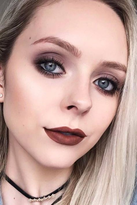 Dark Eyes With Brown Lips #brownlips #softsmokey 90s Grunge Lipstick, 90s Eyeshadow Looks, Soft Grunge Makeup Look, 90’s Grunge Makeup, Grunge Makeup 90s, Grunge Eyeshadow, 90s Grunge Makeup, Dark Lipstick Colors, Eyeliner Smokey