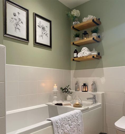 Green Small Bathrooms, Small Toilet Decor, Small Bathroom Inspiration, Bathroom Redecorating, Main Bathroom Ideas, Green Bathroom Decor, Small Bathroom Colors, Toilet Room Decor, Small Bathroom Interior