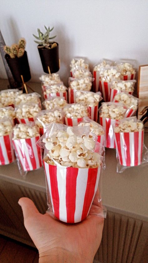 Party popcorn, movie day, birthday snack. Popcorn Graduation Party, Movie Day Snacks, Popcorn Stand Ideas, Popcorn Packaging Ideas, Popcorn Birthday, Party Snack Table, Popcorn Party Favors, Popcorn Theme, Birthday Popcorn