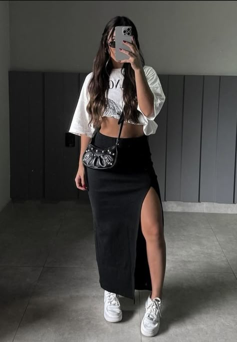 Long Skirt Sneakers Outfits, Maxi Skirt Outfits, Black Maxi Skirt, Everyday Fashion Outfits, Looks Street Style, Nova York, Looks Chic, Mom Outfits, Looks Style