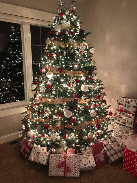 Christmas Tree Asethics, Christmas Photo Wall Ideas, Warm Christmas Tree Ideas, Christmas Trees Aesthetic, Christmas Aesthetic Tree, Cute Christmas Tree Ideas, Christmas Tree With Presents Underneath, Themed Christmas Tree Ideas, Christmas Tree Aesthetic