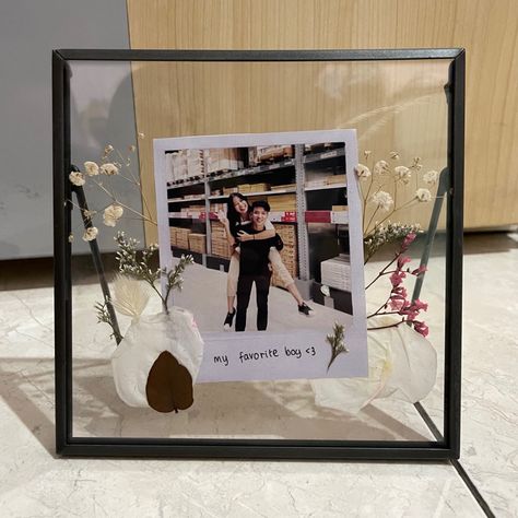 Valentine Gifts For Him Ideas, Cute Gifts With Pictures, Birthday Bottle Art With Photo, Photo Boyfriend Gift, Valentines Frame Ideas, Boyfriend Picture Gift Ideas, Couple Picture Gift Ideas, Diy Gifts For Boyfriend Birthday Picture Frames Cute Ideas, Boyfriend Frame Ideas