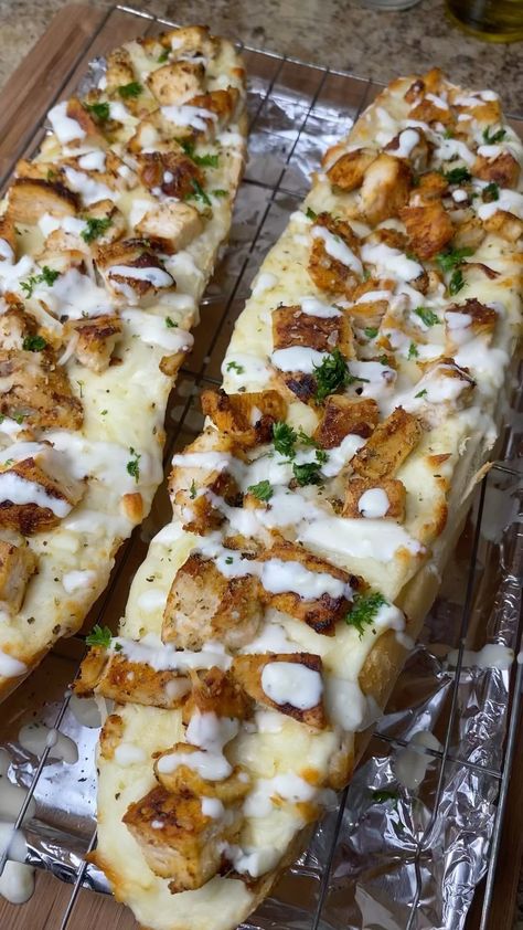 RD Eats🇻🇮 | Chicken Alfredo French Bread Pizza! 🤤🔥🥖 @danosseasoning #danospartner #spiceupxmas #pizzapizza #alfredo #reelsinstagram #reelitfeelit… | Instagram Pizza Chicken, French Bread Pizza, Bread Pizza, Chicken Alfredo, French Bread, Alfredo, Spice Things Up, Dinner Recipes, Pizza