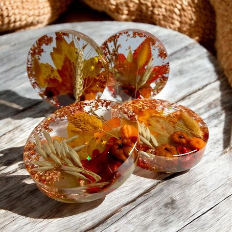 Maple Leaf resin coaster set - fall rustic home decor - autumn themed cup holder -  trinket epoxy tray, jewelry dish - halloween decoration by RESINTOP on Etsy Alcohol Display, Epoxy Tray, Halloween Resin, Diy Projects For Men, Resin Coaster, Diy Holiday Gifts, Resin Artwork, Autumn Crafts, Diy Resin Art