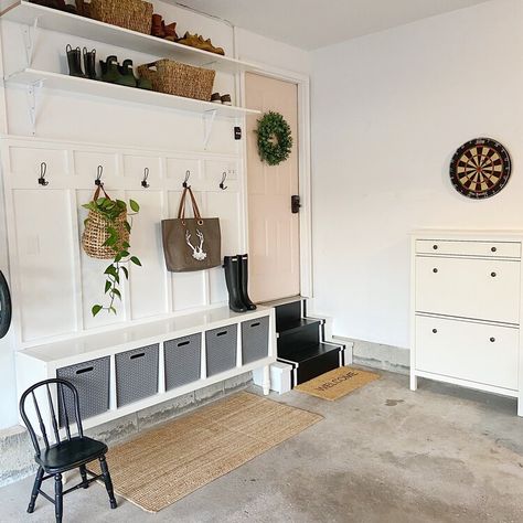 Mud Room Garage, Garage Entryway, Garage Mudroom, Garage Storage Inspiration, Farmhouse Garage, Ideas Habitaciones, Garage Laundry, Storage Garage, Garage Room