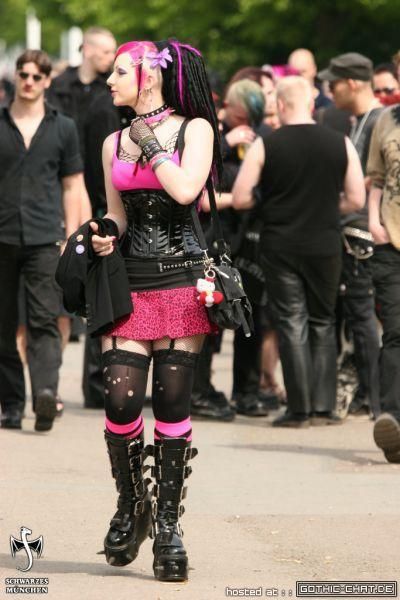 Perky Goth Outfits, Goth Festival Outfit, 2000 Goth, Pink Mall Goth, Mallgoth Aesthetic, Pink Alternative Fashion, Perky Goth, Cybergoth Fashion, Dark Beauty Fashion