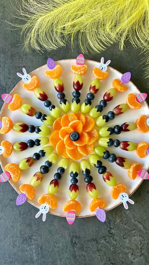 Rio Homhuan | Easter Fruit Skewers Platter Inspiration Ideas 🐰 Leave a ♥️ If you like this post and save for later 🫶 Shop the Easter picks sticks on my… | Instagram Creative Fruit Platter, How To Decorate Salad Plate, Fruit Decorations Ideas, Fruit Salad Decoration Ideas For Kids, Fruit Screwers Ideas, Salad Making Decoration, Kids Party Snack Ideas, Food Decoration Plate, Fruit Salad Decoration Ideas