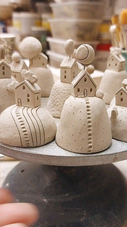 Ceramic Nursery Decor, Clay Relief Art, Highschool Ceramic Projects, Ceramic Projects For Kids, Tiny Ceramics Ideas, Ceramic Hand Building Ideas, Simple Clay Ideas For Kids, Tiny Clay Ideas, Kids Ceramics Projects