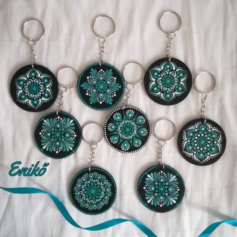 Dot Mandala Keychain, Diy Mug Designs, Canvas Art Gifts, Art Keychain, Mandala Ideas, Mandala Book, Mandala Dotting, Mandala Jewelry, Easy Mandala Drawing