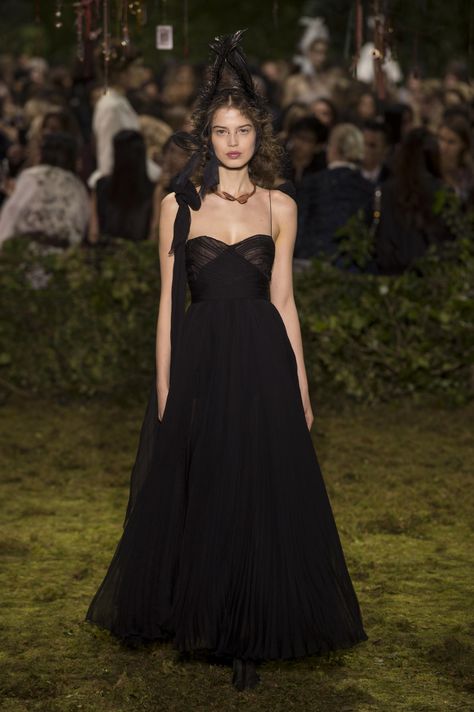 Dior Haute Couture Taps into a Whimsical, Witchy Fairy Tale for Spring - Fashionista Dark Royalty, Royalty Core, Haute Couture Paris, Haute Couture Gowns, Dior Dress, Christian Dior Haute Couture, Dior Haute Couture, Dior Couture, Couture Week