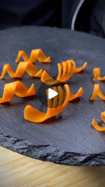 Carrot Carving, Japan Cooking, Thai Food Dishes, Fruit Carving Knife, Fruit And Vegetable Carving, Vegetable Carving, Fruit Carving, Food Board, Carving Knife