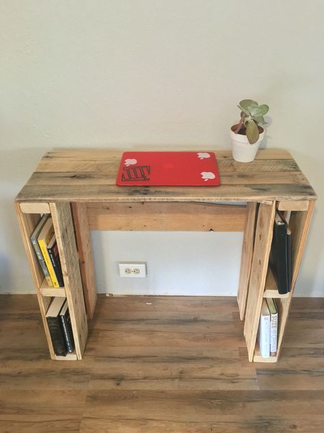 Pallet Wood Desk Diy, Pallet Desk Ideas Small Spaces, Desk Made From Pallets, Pallet Desk Diy Simple, Pallet Wood Desk, Simple Diy Desk, Pallet Desk Diy, Pallet Desk Ideas, Diy Pallet Desk