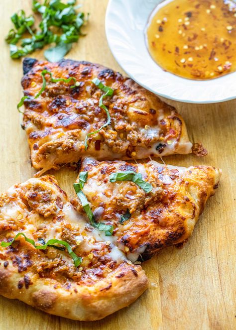 Sausage Pizza Recipe, Hot Honey Sauce, Honey Pizza, Spicy Pizza, Spicy Italian Sausage, Sausage Pizza, Leftover Pizza, Cooking Pizza, Hot Sausage