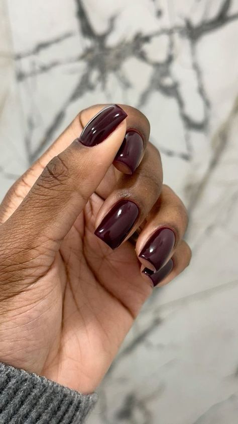 Square Maroon Nails, Short Nails On Black Women, Nails Inspo Short, Red Nails Christmas, Nails Dark Red, Mom Makeover, Christmas Nail Inspo, Trendy Short Nails, Nails Funky