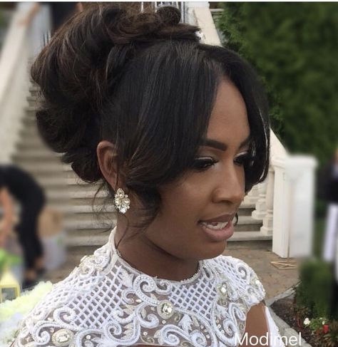 Love this bridal hair inspiration, found on munaluchi Bridal Hair Updo Black Women, Afro Bridal Hairstyles, Bun With Curls Hanging Down, Bridal Hair Black Women, Bridal Shower Hairstyles, Bridal Ponytail Hairstyles, Elegant Hairstyles For Black Women, Curly Bridal Hairstyles, Black Bridal Hairstyles