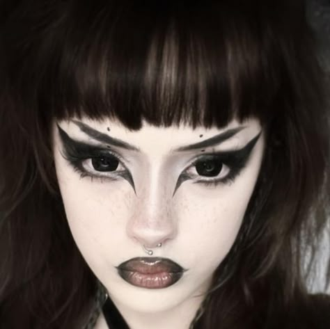 Souxie Soux Makeup, Black Eyeshadow Looks Goth, Messy Goth Makeup, Goth Makeup Looks Trad, Trade Goth Makeup, Goth Looks Makeup, Goth Contour, Trad Goth Eye Makeup, Goth Vampire Makeup