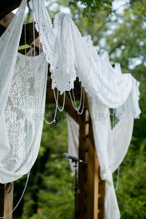 Vintage Wedding Backdrop, Vintage Wedding Decorations Diy, Thrifty Wedding, Vintage Wedding Ceremony, Diy Wedding Arch, Sweet Woodruff, Wedding Arbors, Vintage Thrift Stores, Wedding Alters