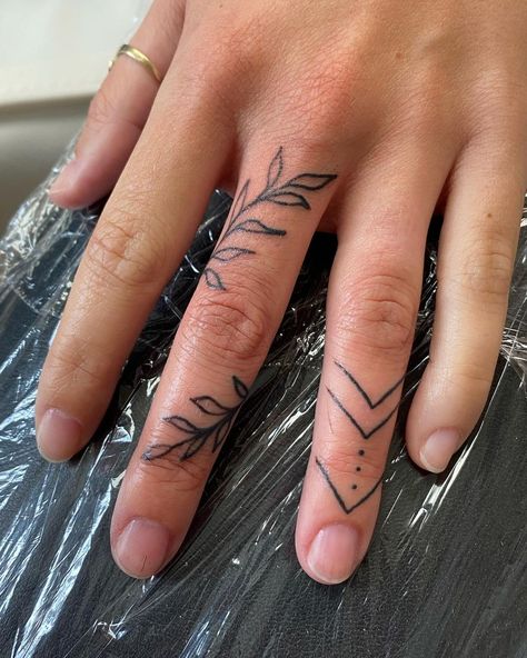 Eucalyptus Finger Tattoo, Small Hand Tattoos For Women Unique, Finger Tats For Women, Leaf Finger Tattoo, Vine Finger Tattoos, Western Hand Tattoos, Small Finger Tattoos, Finger Tattoo For Women, Finger Tats